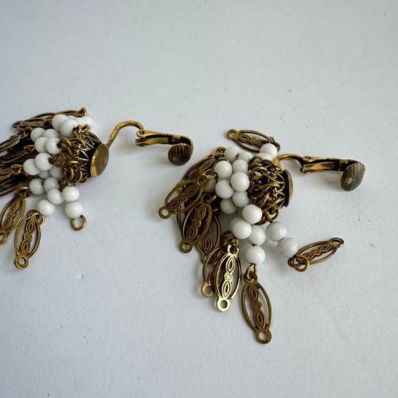 Vintage Beaded Waterfall Earrings Gold Tone Bead Cluster Chandelier Clip On 60s - Picture 7 of 9